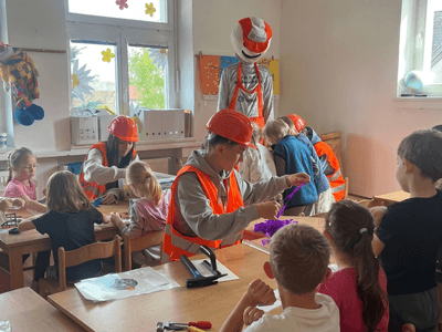 Stavařina nejmenším: Středoškoláci přivezli stavebnictví do mateřských škol