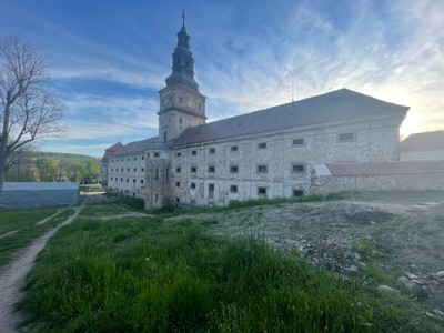 KONSIT zahájil přípravu stavebních prací na obnově sýpky v Plasích