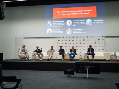 Bydlení se bez výstavby nezlevní. Politici i experti se shodli: je čas na skutečnou změnu