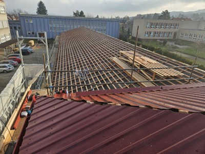 Stavební průmyslovka ve Valašském Meziříčí si opravila střechu svépomocí